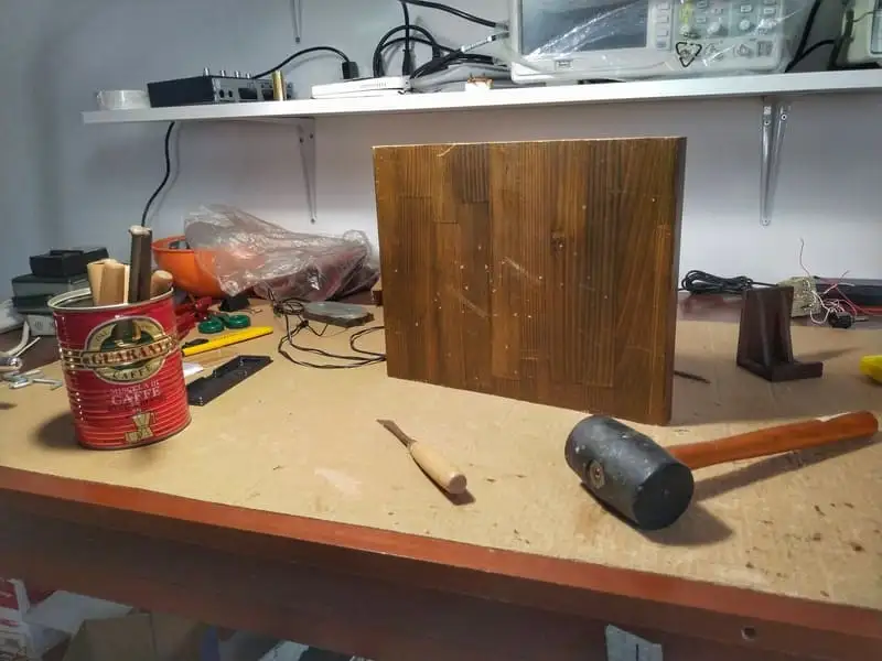 木槌やノミなどの工具と一緒に作業台に置いた、古い棚から取った木の板