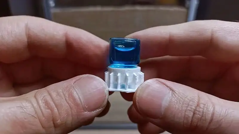Un feeder liquido con lo zucchero blu