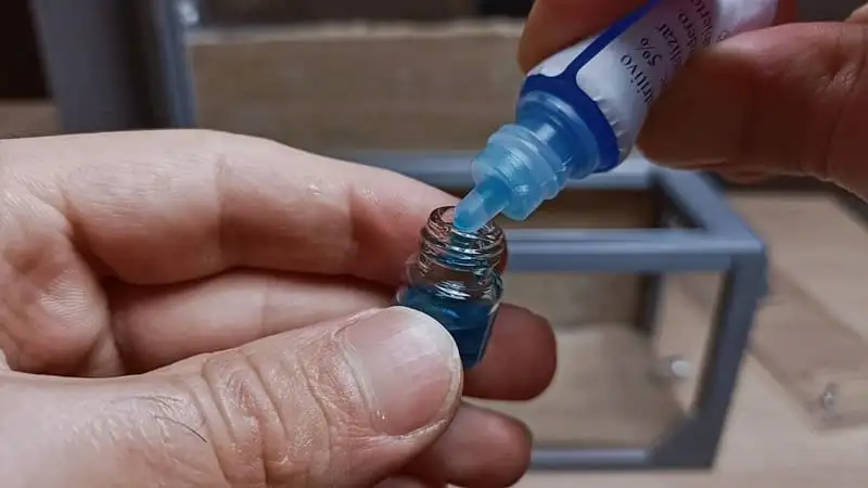 Riempendo un feeder liquido con zucchero blu